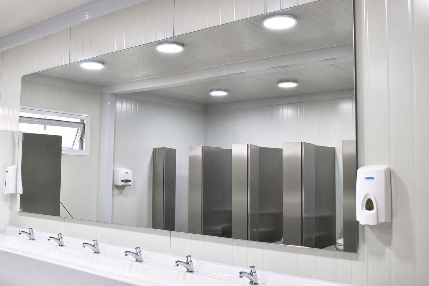 Instalaciones eléctricas e hidrosanitarias integradas en la estructura de una vivienda prefabricada
