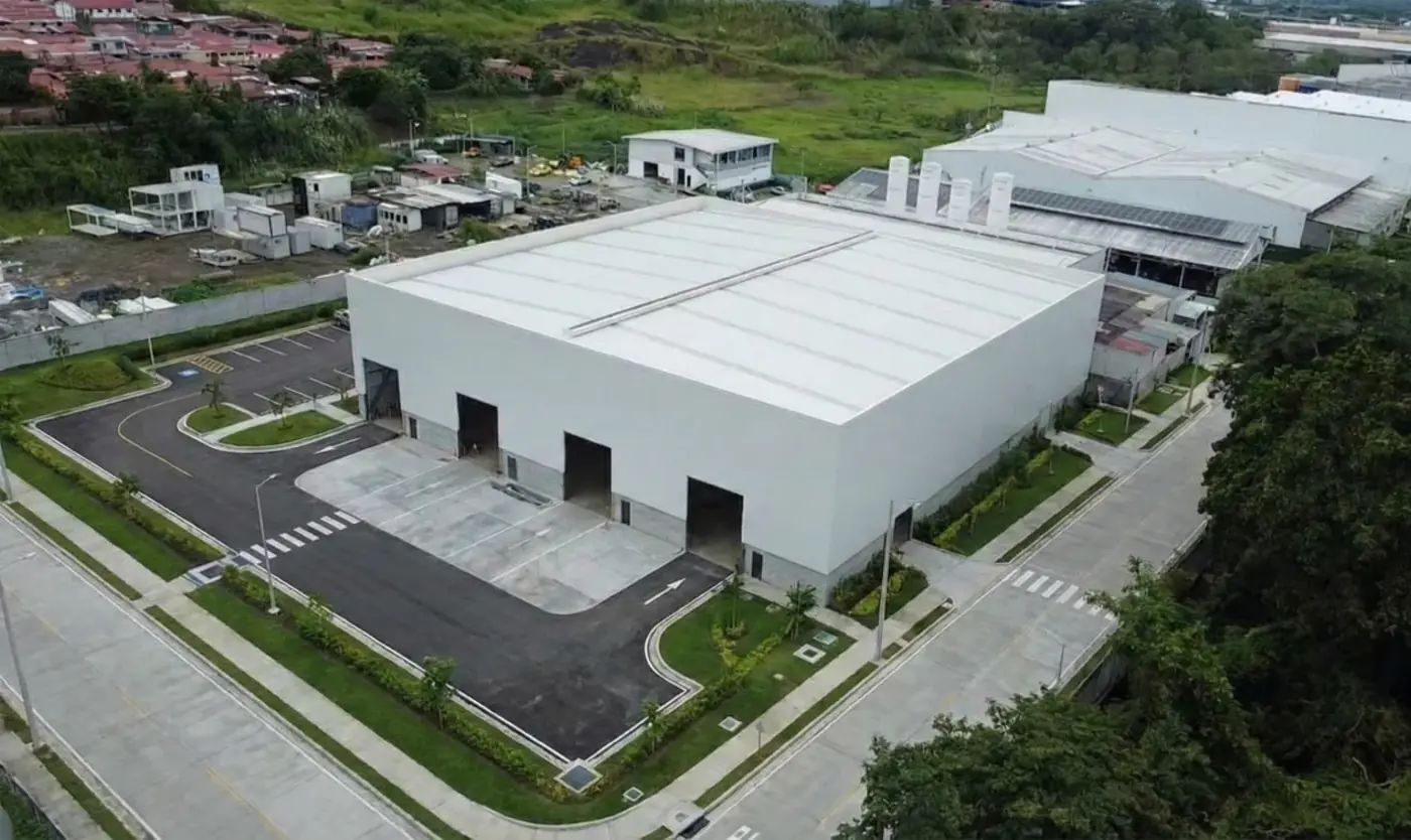 Planta CNC del Grupo PEB Corp bajo régimen EMMA en Zona Franca de Panamá, base de la construcción industrializada de SmartBrix